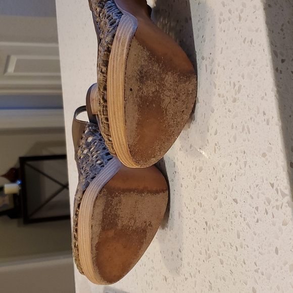 Stuart Weitzman 6 1/2 Brown Eyelet Platform Heel - Picture 3 of 4